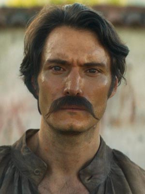 Клаудио Катаньо в роли Полковника Аурелиано Буэндиа