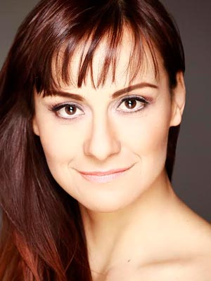 Элла Бесерра в роли Петронилы